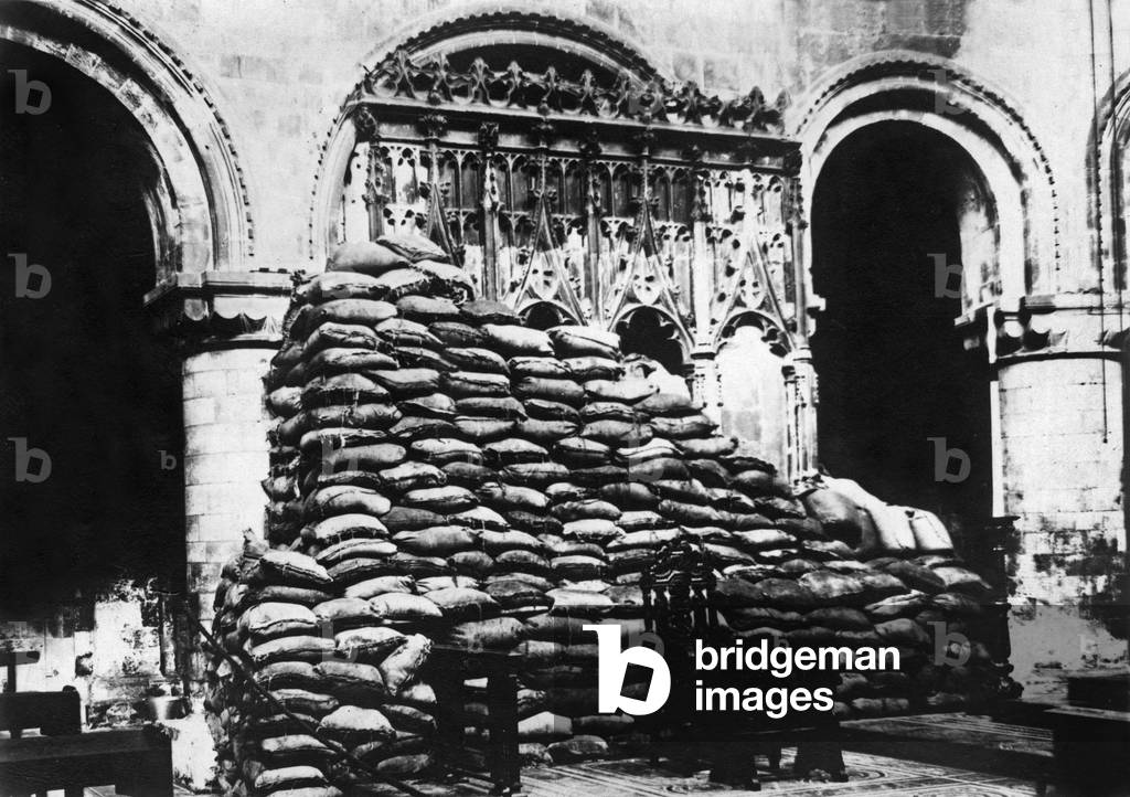 protection against bombing by zeppelins of monuments with earth bags in London 1st world war, photo by Branger