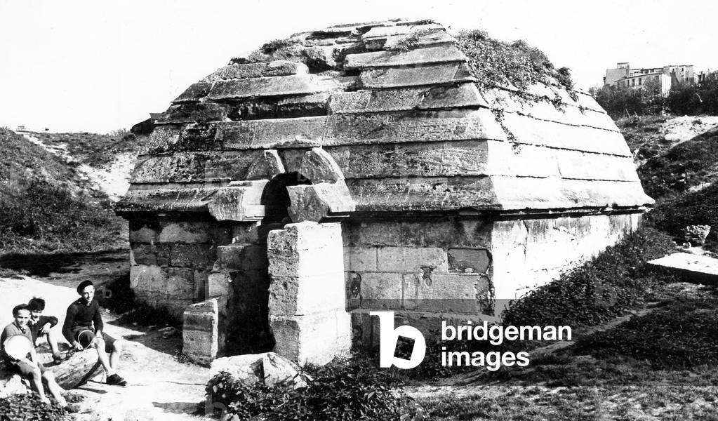 covered water well dating from the 18th century, in Paris may 1946