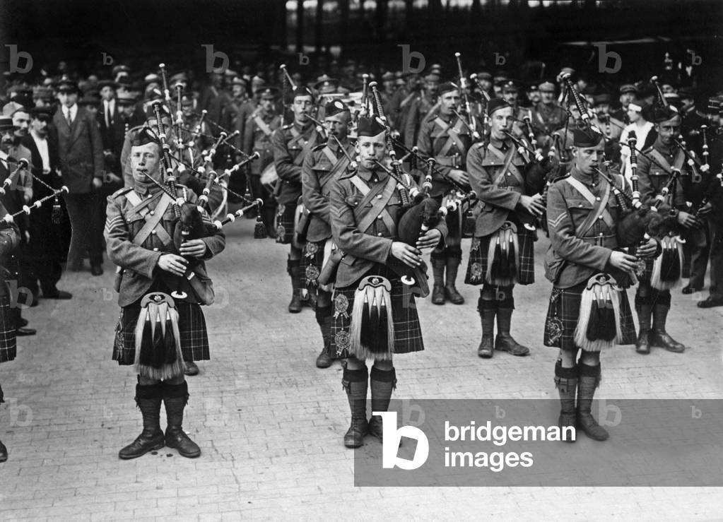 Arriving of pipers in Paris, ww1