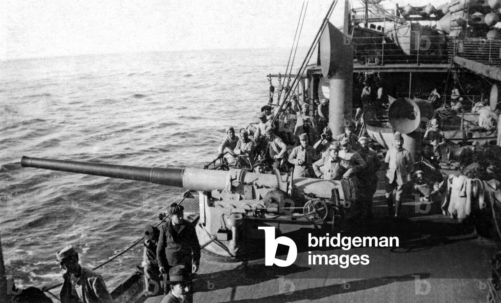 On board of a French boat on the road of Dardanelles : big gun, 1915, photo by Branger