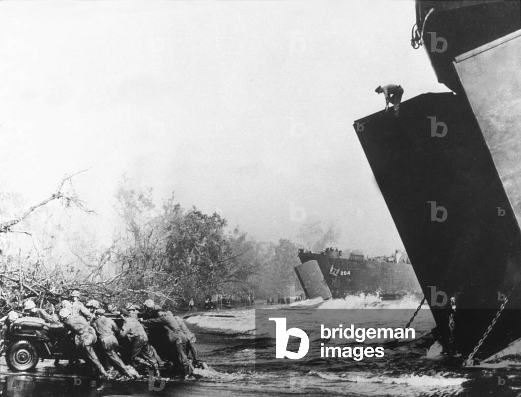 Pacific War : american troops equipment being offloaded on the Solomon Islands, 1942-1943
