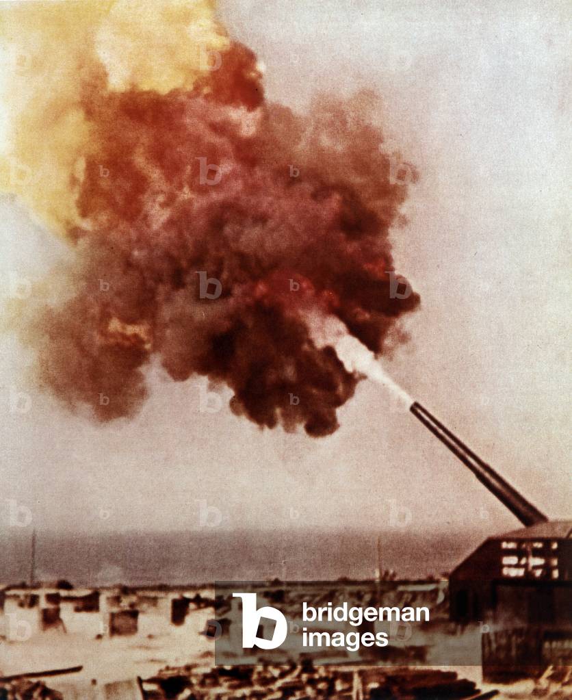gun battery on Channel coasts in France : fire towards England as a signal1942