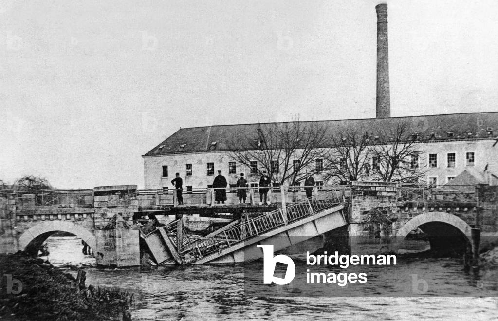 Fismes (Marne, France) : bridge over the Vesle river destroyed by French Engineers on september 2, 1914