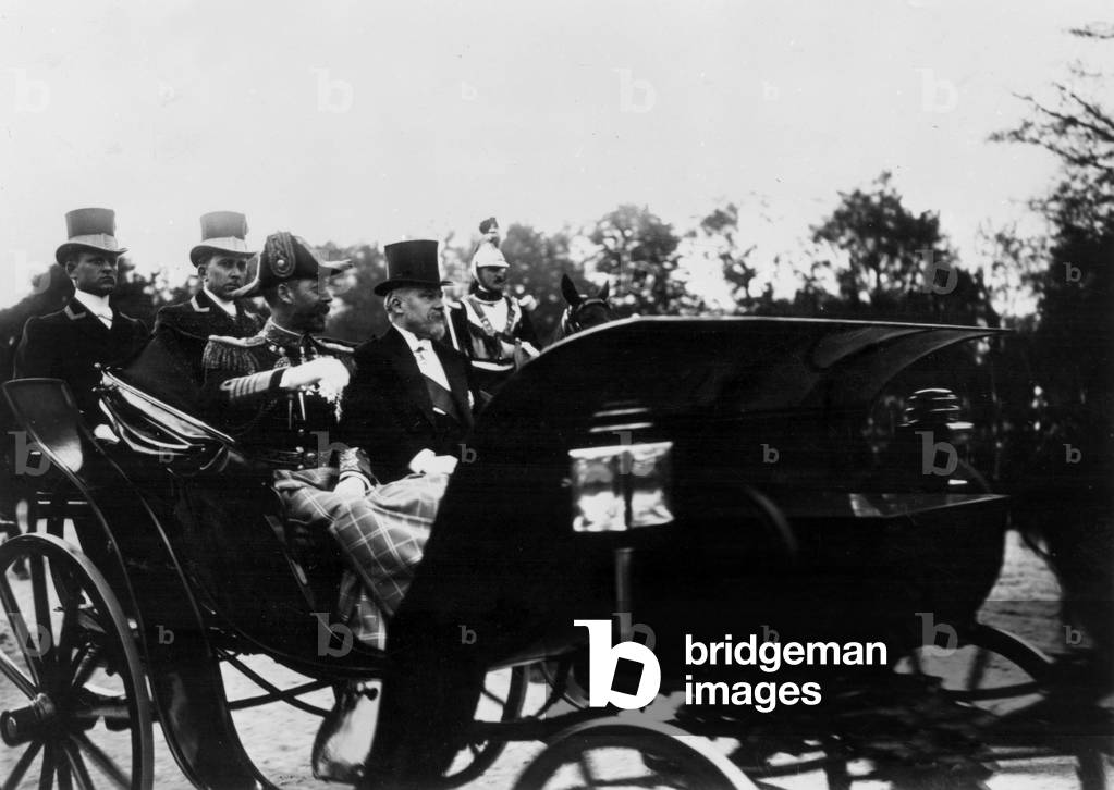 French president Raymond Poincare (r) receiving in Paris english king George V april 2, 1914
