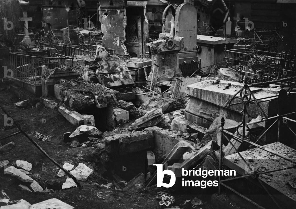 Destruction caused by a shell fired by the Pariser Kanon (howitzer), Pere Lachaise cemetery, april 13, 1918