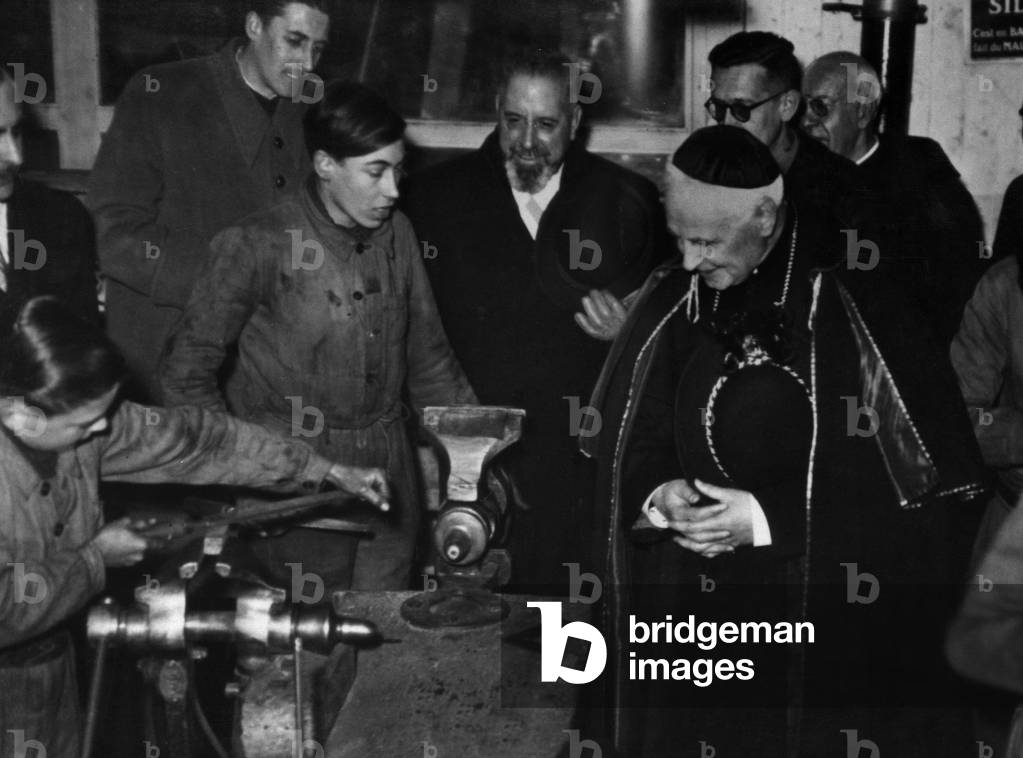 cardinal Suhard visiting youth centers in Paris february 12, 1942 , Paris under german Occupation