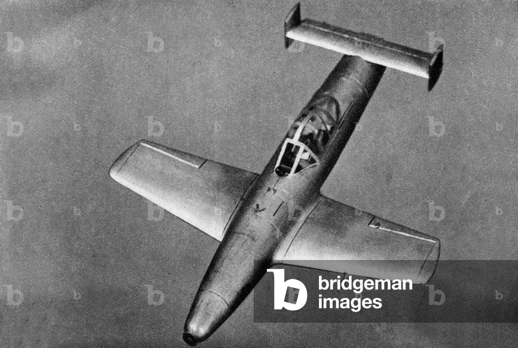 Japanese kamikaze plane : the Jinrai Baka drop by the Betty is going to the target, 1944-1945, Pacific War