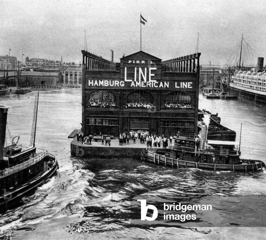 Entry of the United States into the war in april 1917 : landing pier of the Hamburg-America line in Hoboken New York