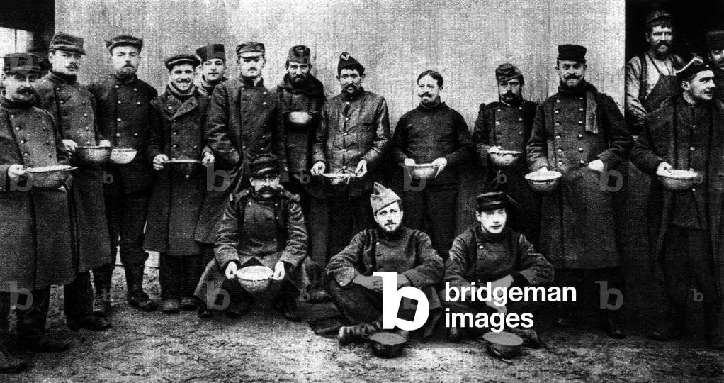 Distribution of the meal to the ( French ?) prisoners of war in Zossen camp near Berlin 1915
