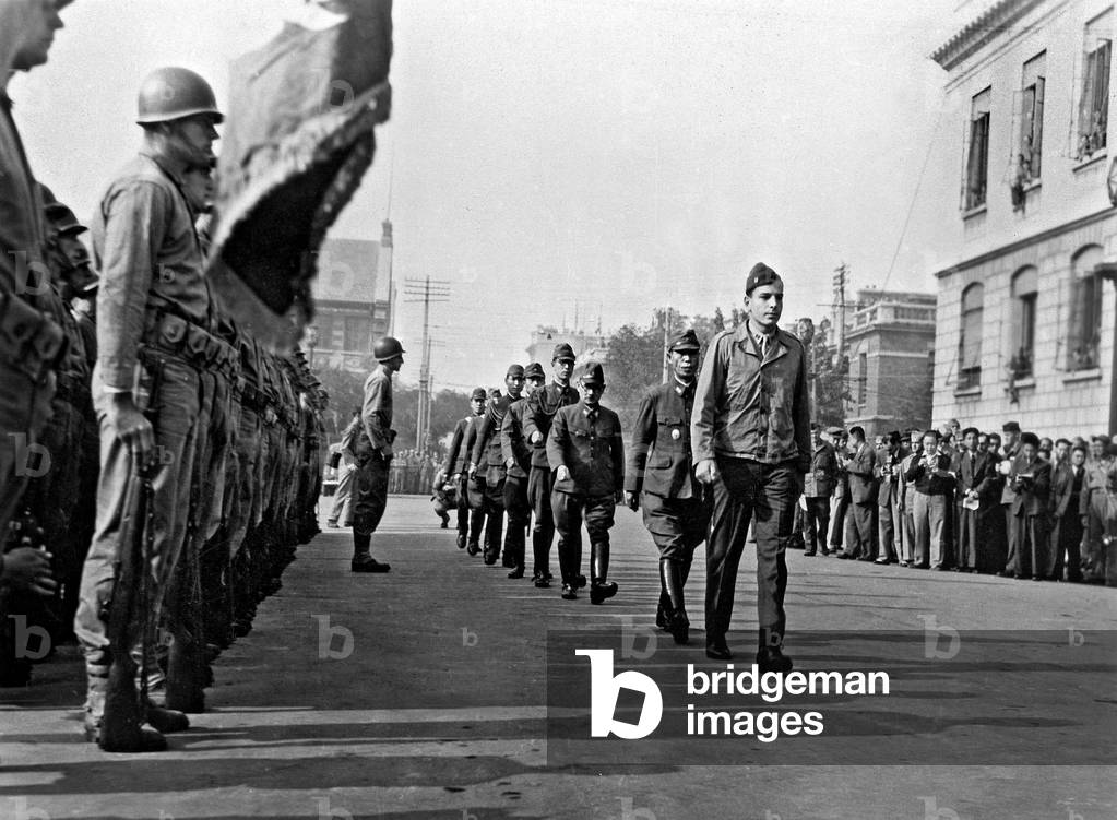 Japanese surrender, september 1945 : in Tientsin (China) an american marine officer leads Japanese to Tientsin, october 1945