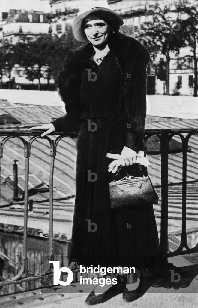 Laetitia Toureaux (b/w photo)