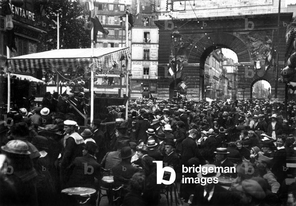On july 13, 1919, celebration of victory : ball in Paris at St Martin's gate