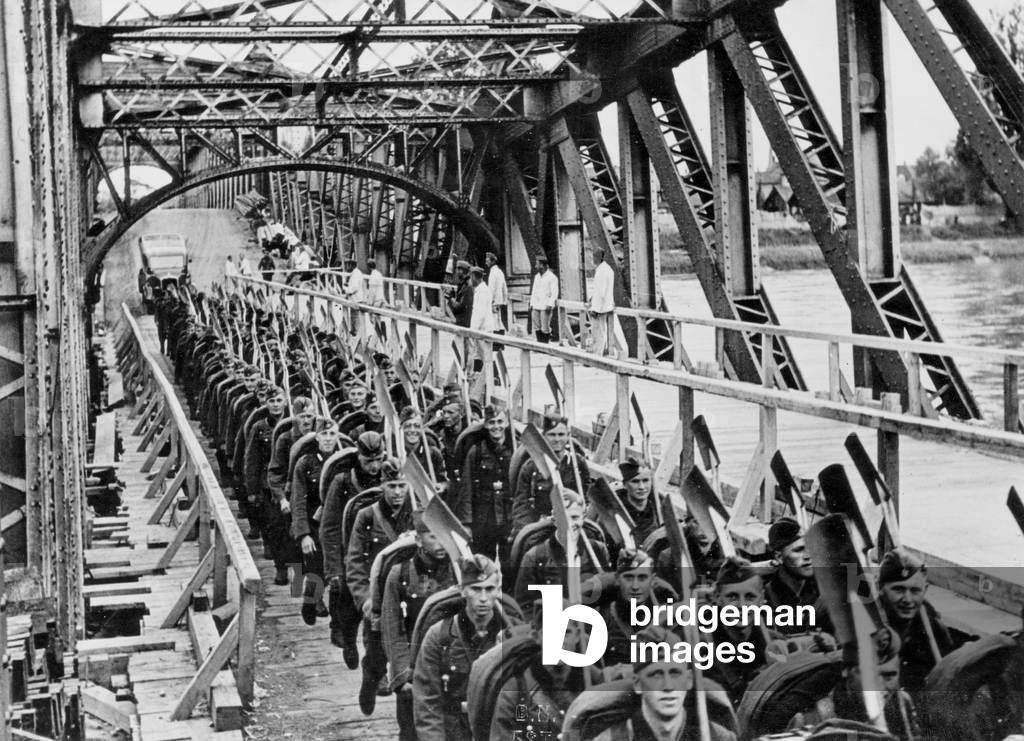 Sovietic soldiers of the Armee du travail, weapons of their shovel, passing through Strasbourg, 13 July 1940