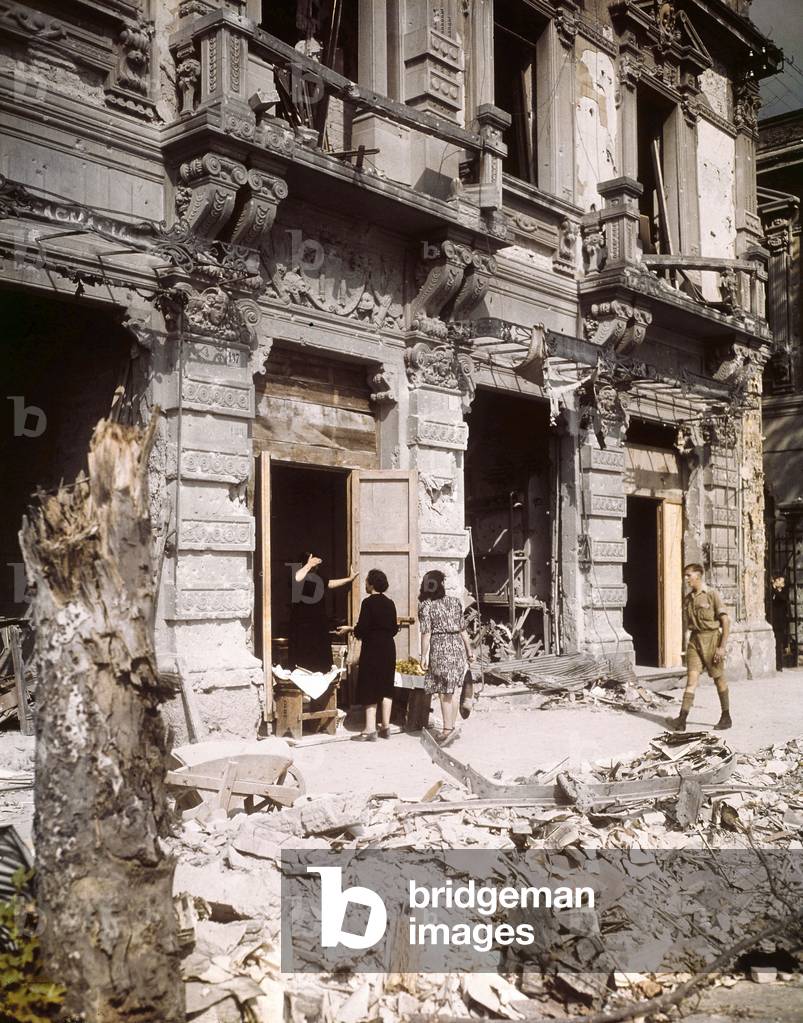 Women Among the Ruins in Messina, 1940s (photo)