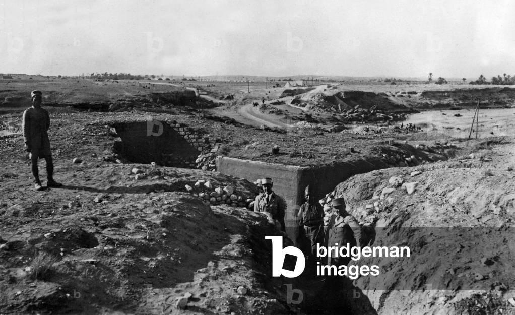 Mareth Line in Tunisia in 1940 : soldiers in a trench.