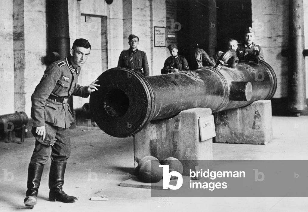 german soldiers visiting the Hotel des Invalides in Paris july 10, 1940