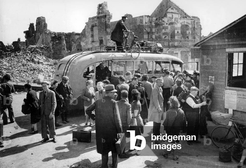 French refugees back in Normandy, France one year after the Allied Landings, 1945 : the cities are still in ruins