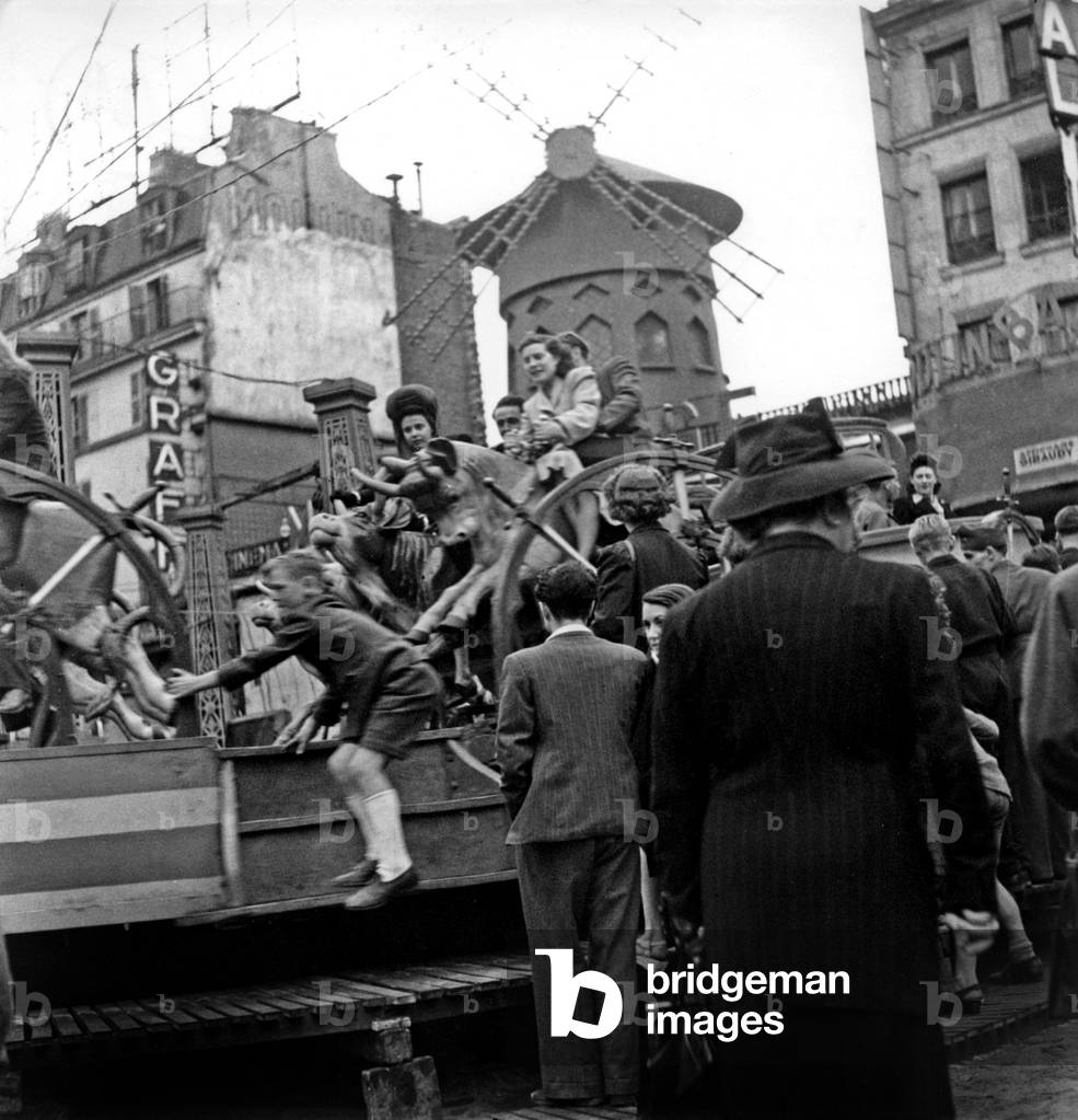 Daily life, Paris, c. 1947 : roundabout in front of Moulin Rouge