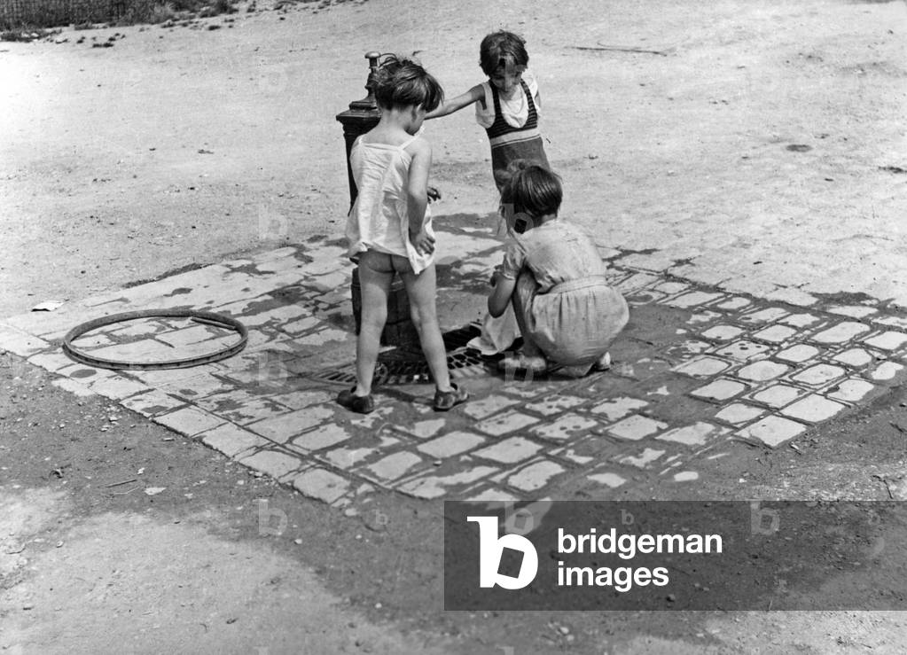 Daily life, Paris, c. 1947 : children at a fountain