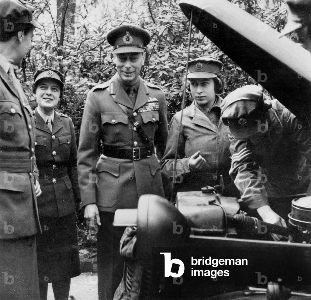 Princess Elizabeth (future queen Elizabeth II) is training mecanics as ATS (Auxiliary Territorial Service) , here with father king George VI, 1945 (b/w photo)