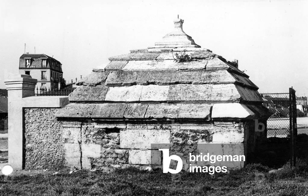 covered water well dating from the 18th century, in Paris may 1946