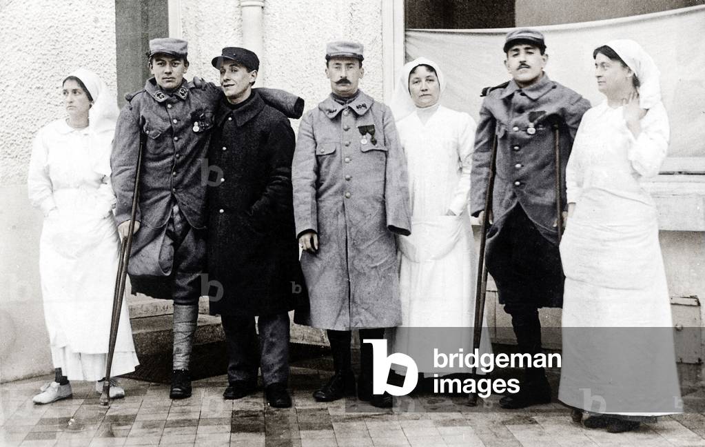 Nurses and French invalid soldiers in France during the great war (colourized picture)