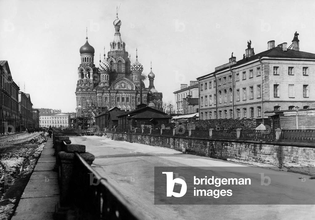 Summer palace and Resurrection church in Saint petersbourg, 1910