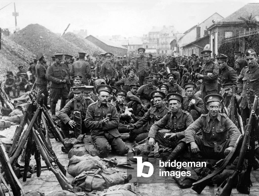 english troops having some rest in a French village in 1914
