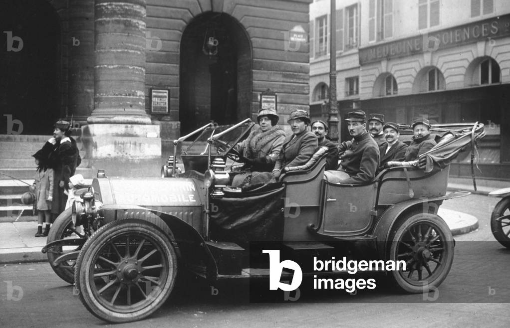 Women driving wounded French soldiers in Paris in 1915