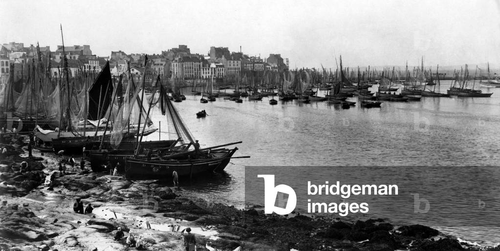 Douarnenez (Brittanny, France) : the harbour from the Plomarchs, c. 1910