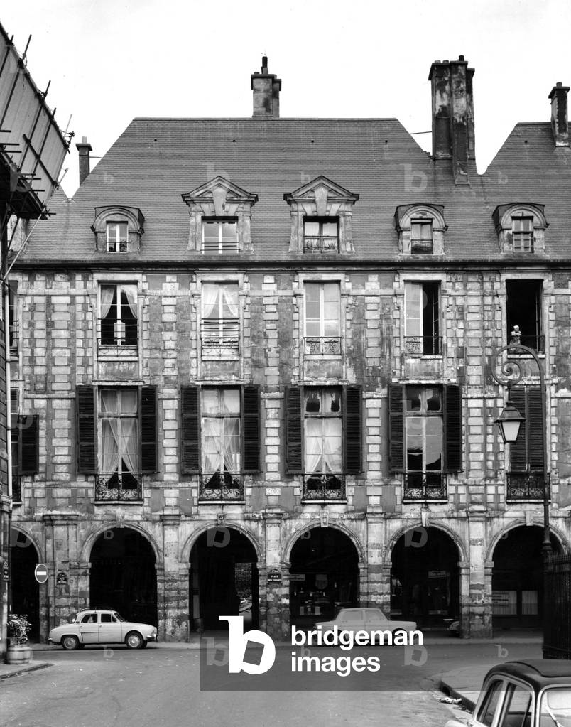 building bordering the Place des Vosges (Vosges Square) in Paris , 50's