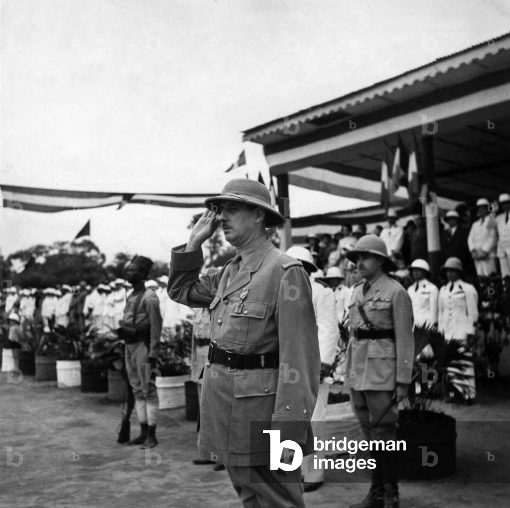 General Charles De Gaulle in Brazzaville in january 1944 : he has just given the 1st crosses of Liberation Order to a skirmisher (l) and general de Larminat (r)