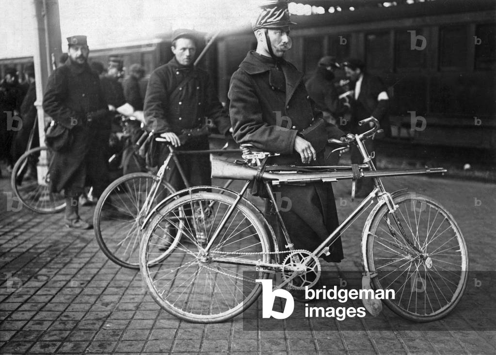 In Amiens, France, belgian cyclists soldiers are going to take the train for Antwerp