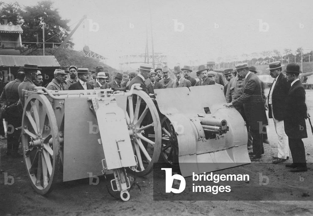 The French commission with the armaments examines the guns 80mm adapt for the mountains, during first World war, 1914-1918