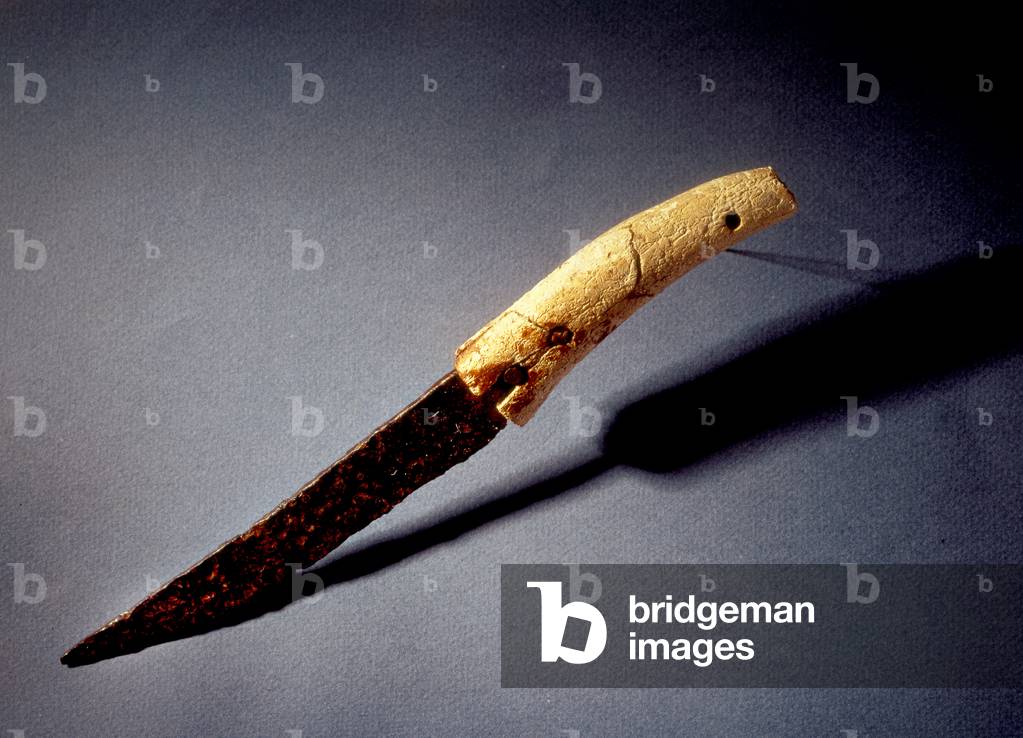 knife with stag antlers wood handle dating 2nd iron age (450 BC-late 1st century BC)