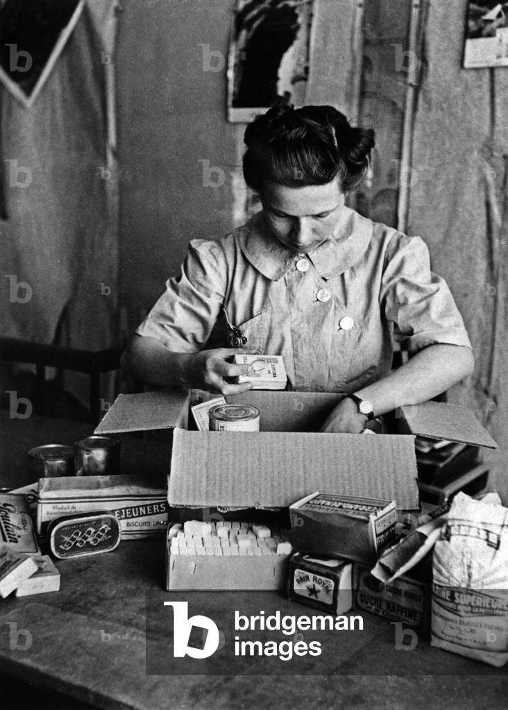 Woman preparing food parcel for prisoners of war, may 1942, France