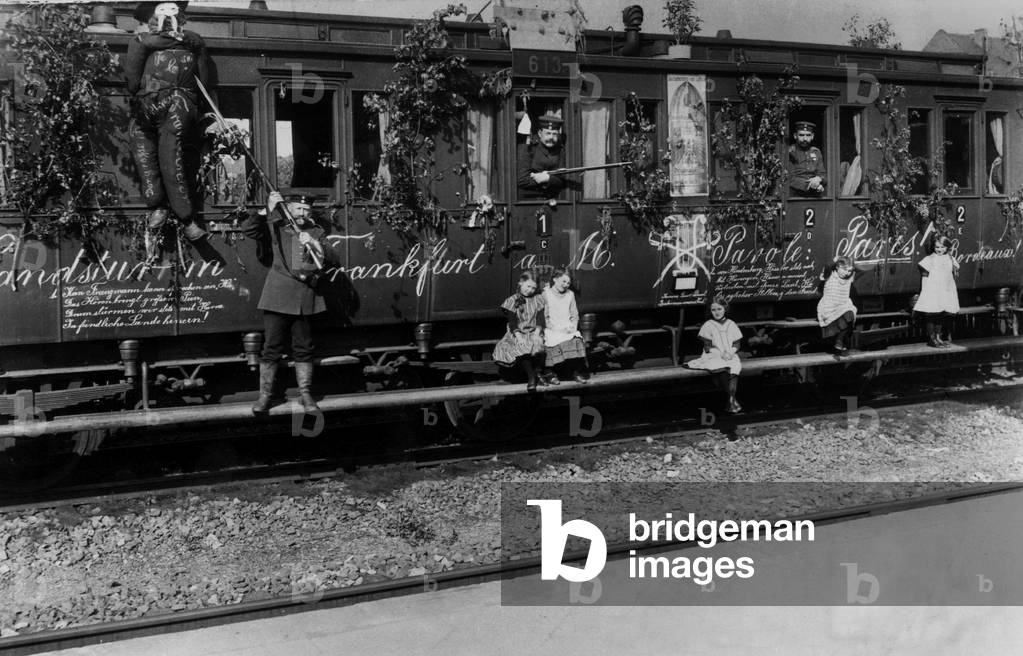 Some young children go with german soldiers to the station when leave Germany for the French front between 1914-1918