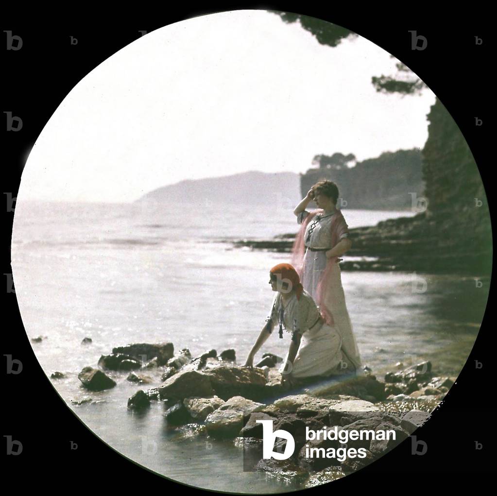 Young women at sea, c. 1910, autochrome Lumiere (color photo on glass, 1st color photography process invented in1903)