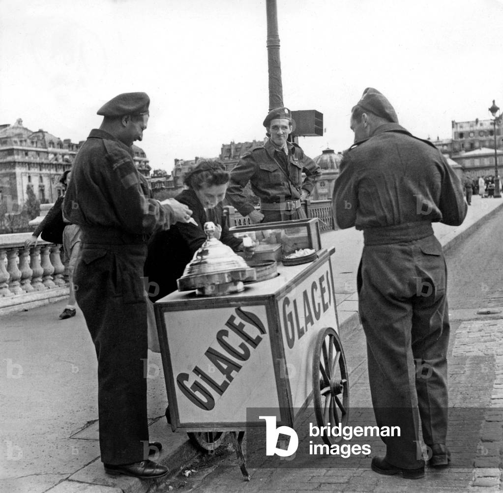 Daily life c. 1947 : soldiers and an ice cream vendor on Solferino bridge