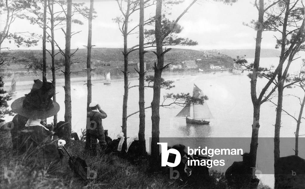 In Cesson wood, men and woman looking a regatta in Saint-Brieuc (brittany, France) c. 1900