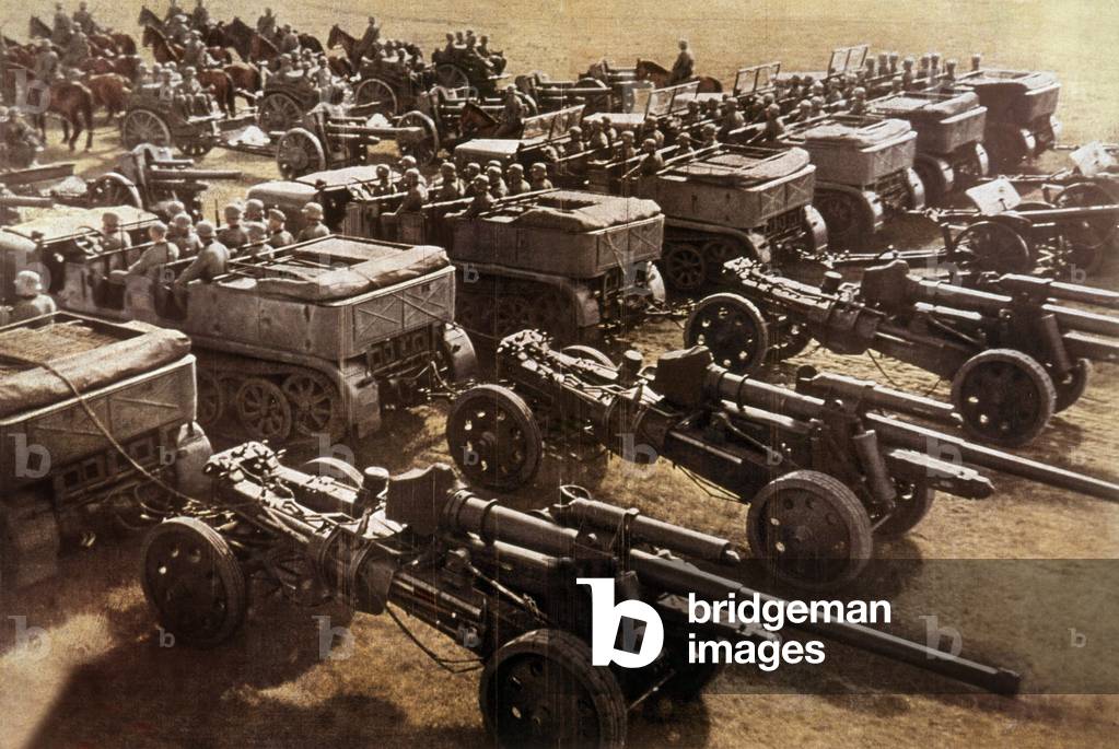 german artillery (big guns) towed by motorized vehicle and horses on east front, 1941-1944