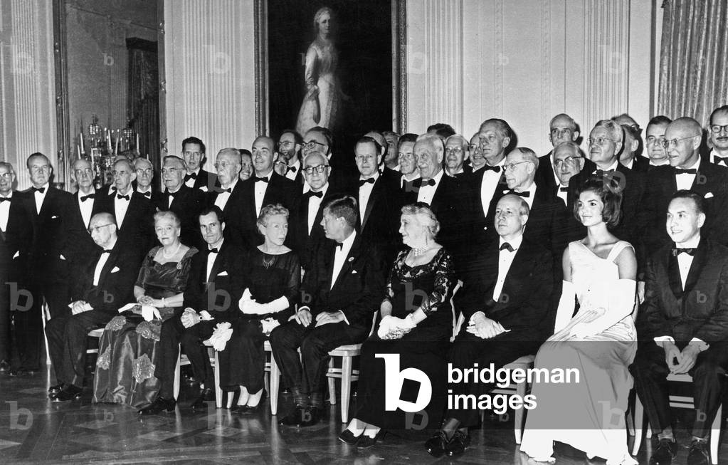 American president John Kennedy and his wife Jackie pose with Nobel prize winners at the White House in Washington april 29, 1962 before a dinner honoring recipients of the coveted award from the western Hemisphere ; front row l-r Dr Georg von Bekesy (Harvard University), Pearl Buck (Mrs Richard Walsh) (Perkasie Pennsylvanie), Dr Rudolf L. Mossbauer (California Institute of technology), Mrs Ernest Hemingway (widow of prizewinner, Carolina), Dr Malvin Calvin (University of California), Mrs Kennedy and Dr Robert Hofstadter (Stanford University)
