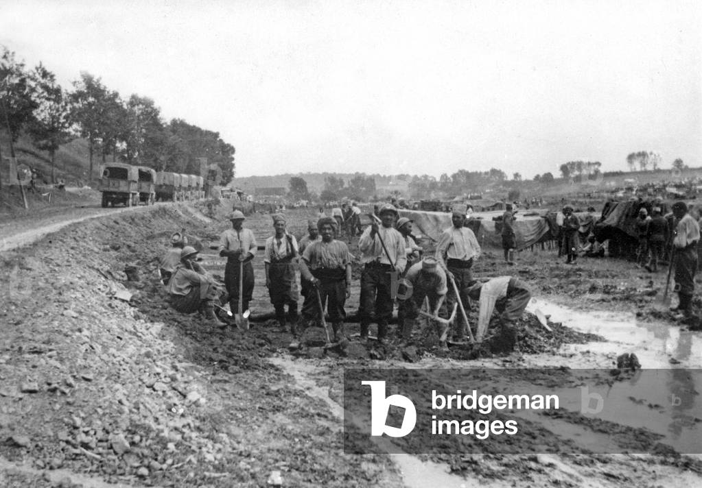 On French front, Kabyle workers building roads, 1st world war, photo by Branger