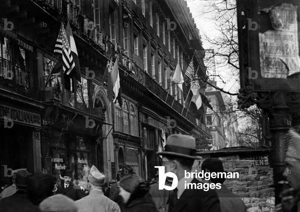 When USA got involved in ww1, in Paris (boulevard des Italiens) : american flags, 1917, photo by Branger