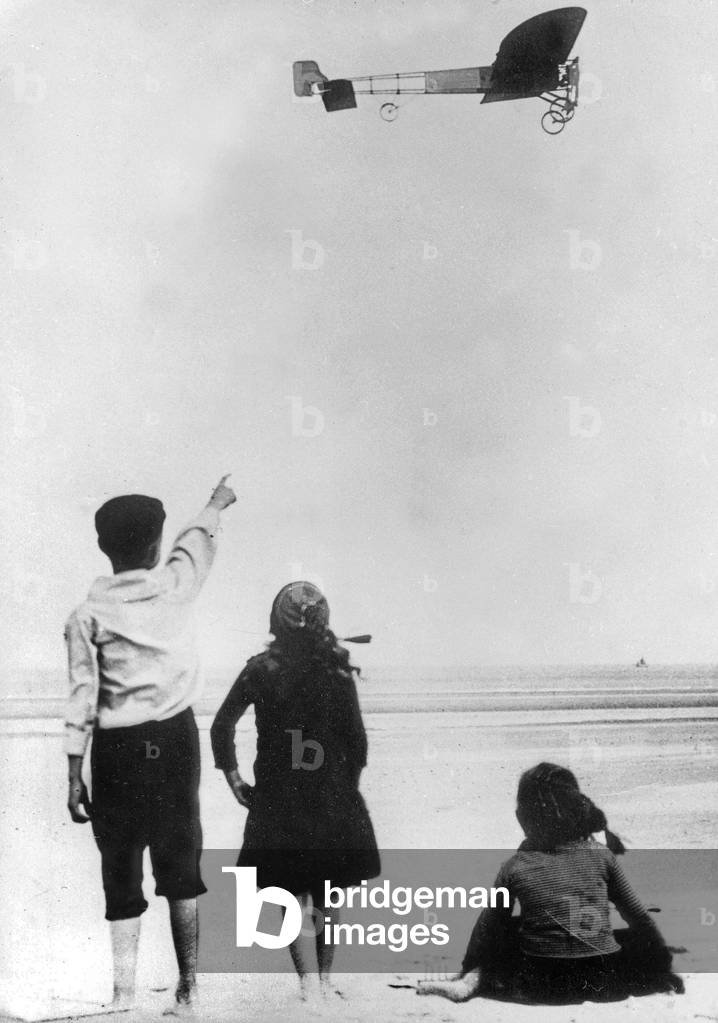 French pilot Louis Bleriot crossing the English Channel july 25, 1909 exploit feat