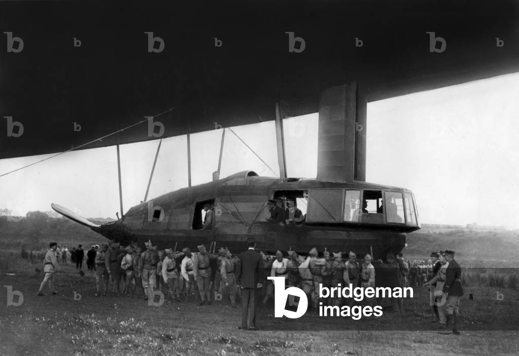 Soldiers moor to the floor the Dixmude Airship in 1920, year it was given to the French army