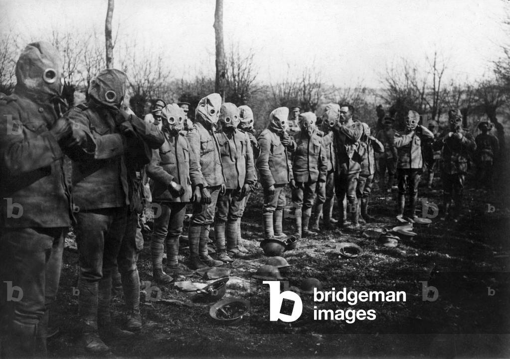 gas masks check for the portuguese soldiers in France, c. 1916