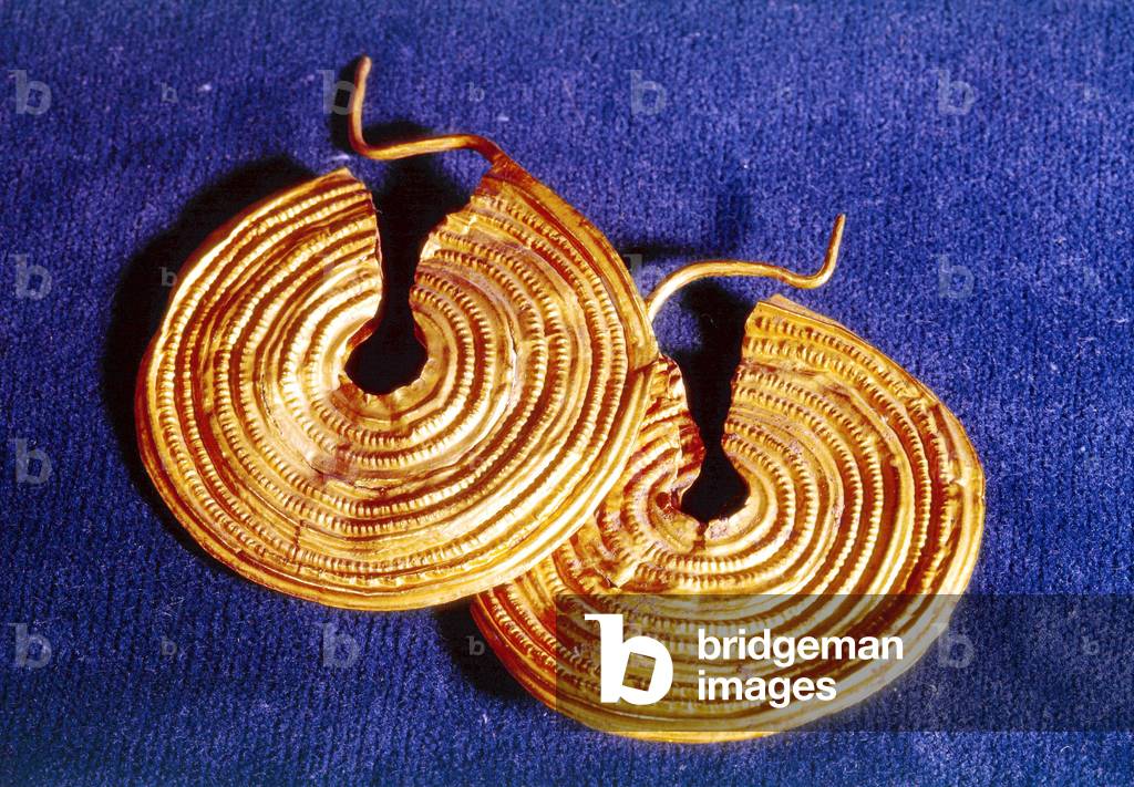 Gold earrings, Gaul 2nd iron age (475-50 BC), photo by Hubert Josse