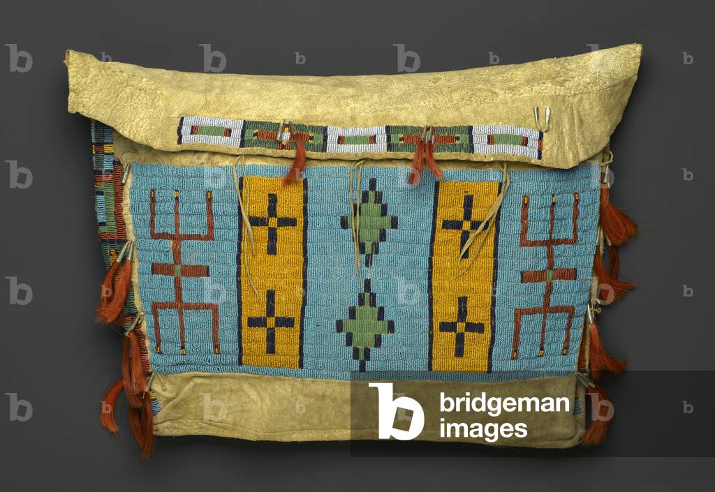 Tipi Bag, dalla regione delle pianure, c.1860-1900 (cuoio, perline, metallo e peli di cavallo)