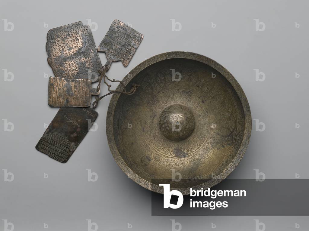 Chihil Kilid divination bowl with inscriptions, zodiac signs and four plaquettes, 1679 (copper alloy)